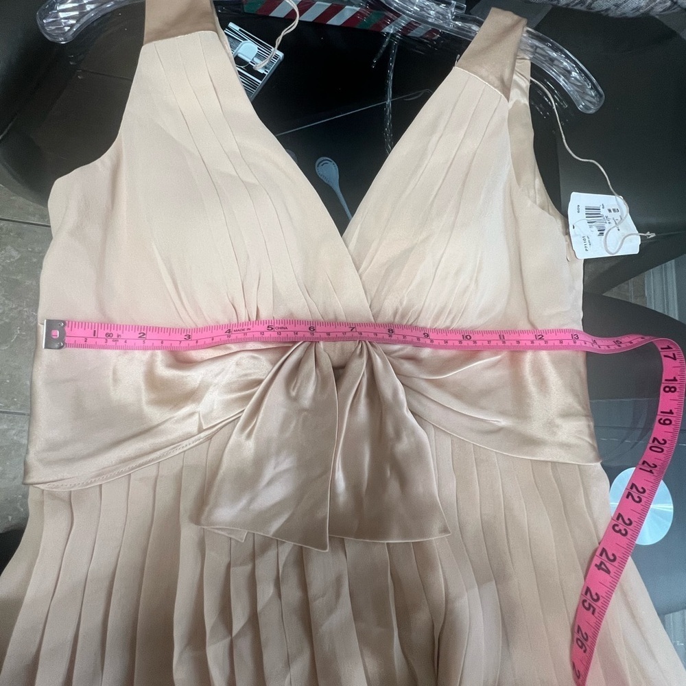 Maggy London Beige V-Neck Midi Dress
Caja 4 - Picture 2 of 6